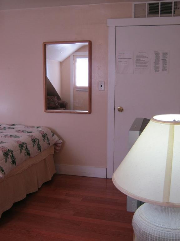 Kelowna Okanagan Lake Hostel Room photo